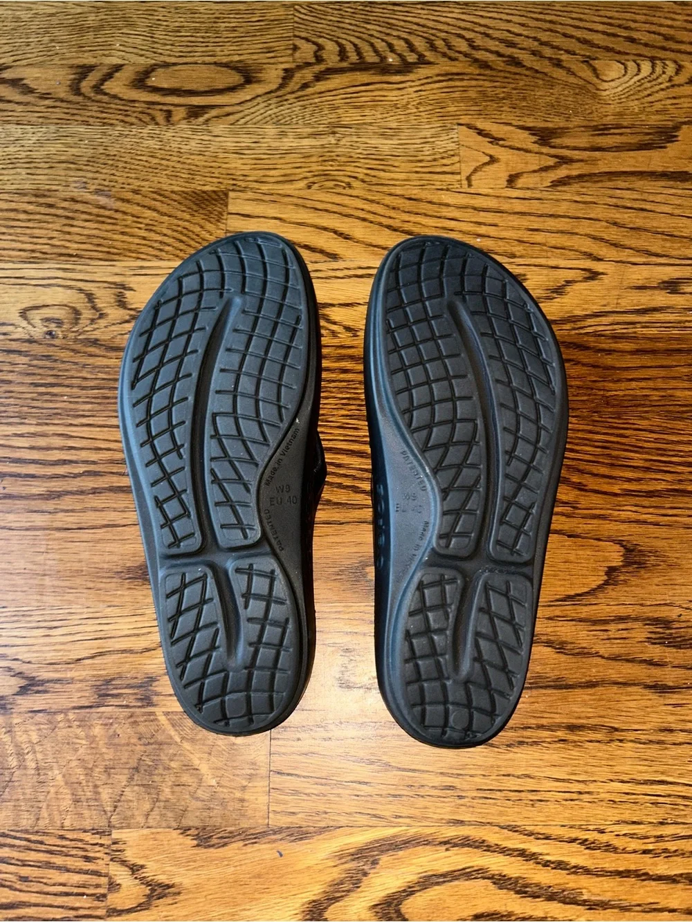 OOFOS Women’s OOriginal Metallic Purple Black Recovery Sandals Size 9